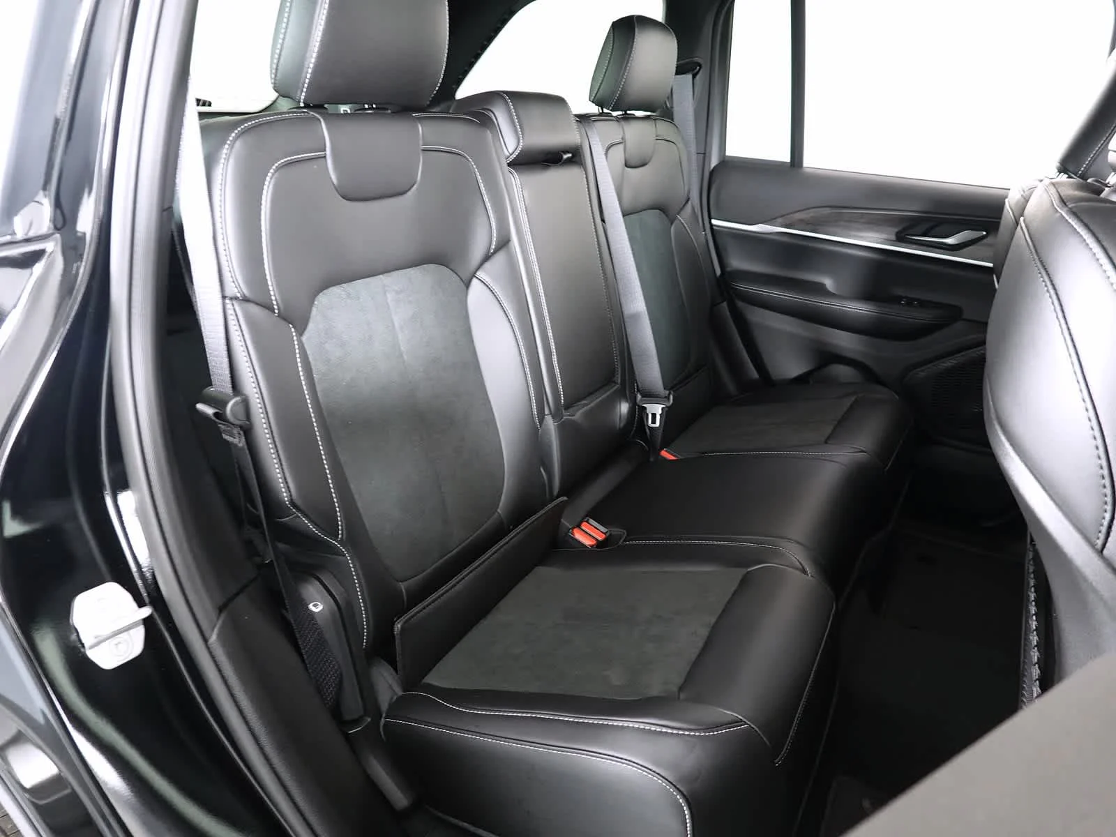 New 2026 Diamond Black Crystal Pearl-Coat Exterior Paint Jeep Laredo Altitude image 18