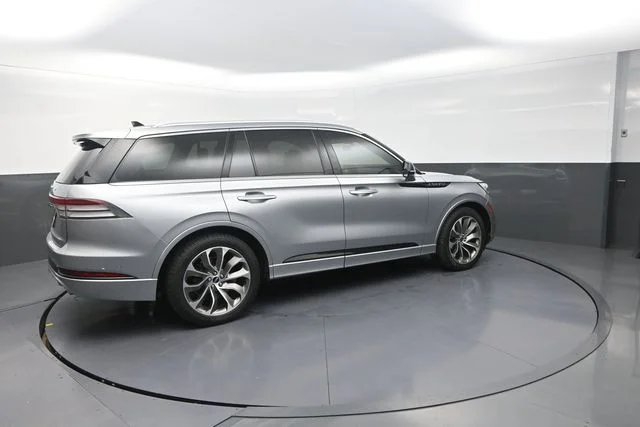 Used 2022 Silver Lincoln Grand Touring image 23