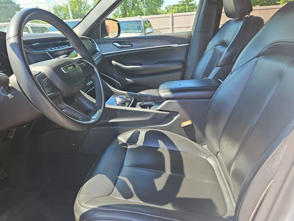 Used 2024 White Jeep 4xe image 17
