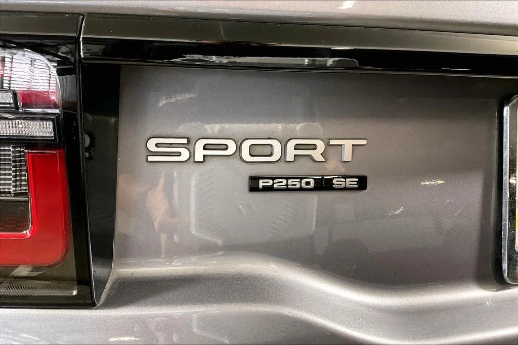 Used 2020  Land Rover SE image 7