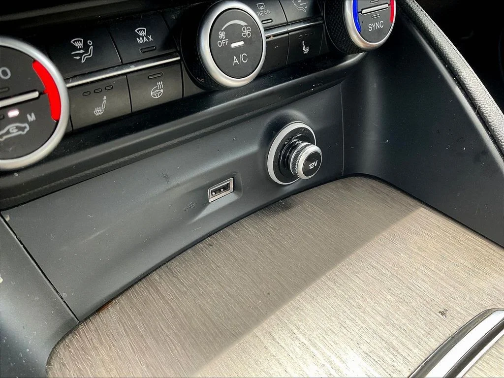Used 2022 Alfa Rosso Alfa Romeo Ti image 16