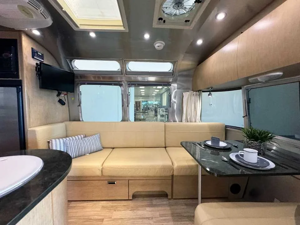 Used 2014 SILVER AIRSTREAM  image 8