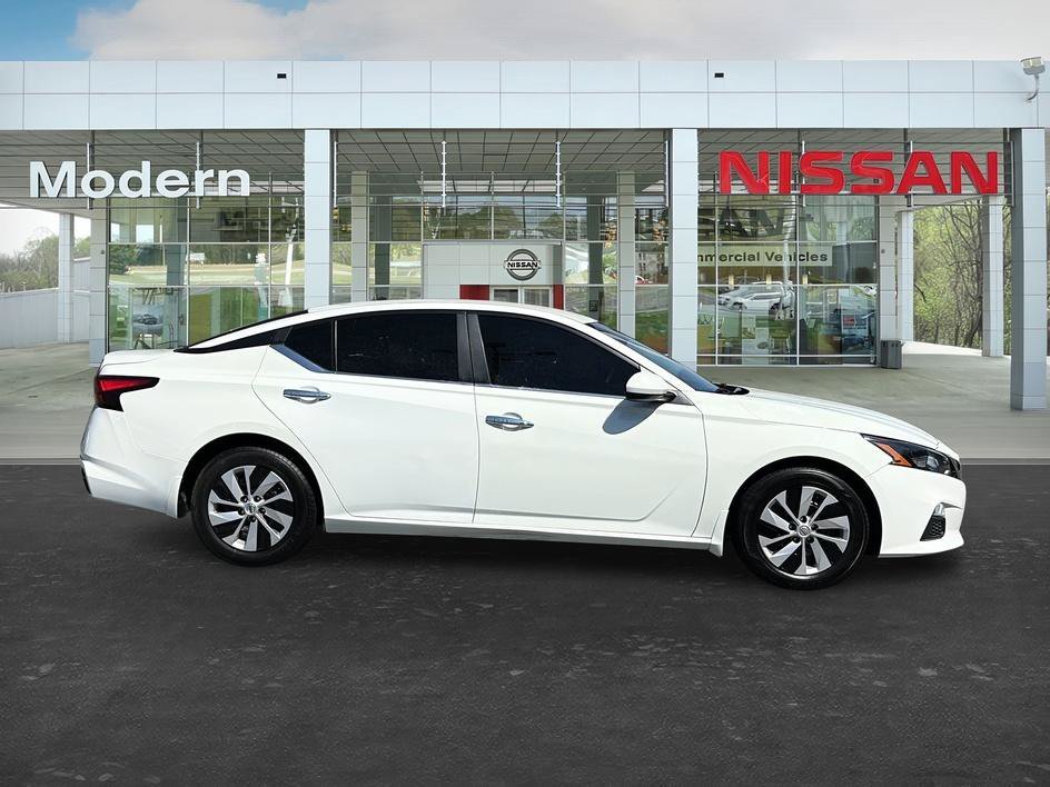 Used 2022 Glacier White Nissan 2.5 S image 6