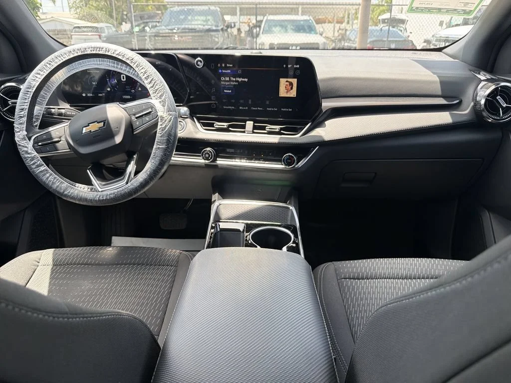 Used 2025 Summit White Chevrolet LT image 27