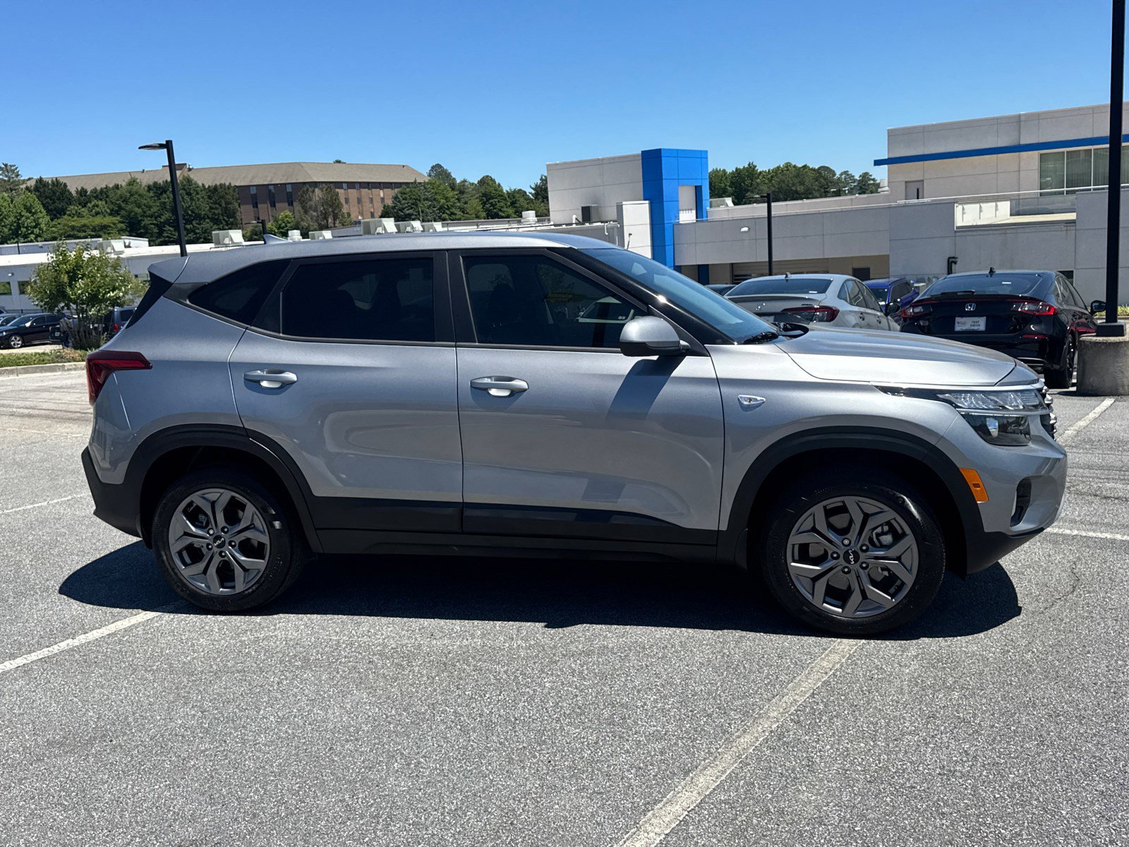 Used 2025 Steel Gray Kia LX image 8