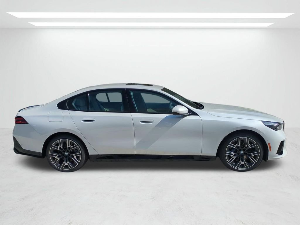 New 2027 Mineral White Metallic BMW 530i xDrive image 3