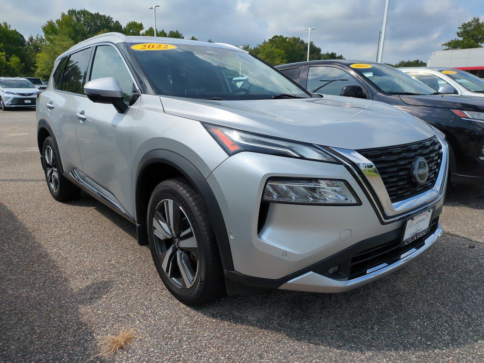 Used 2022 Brilliant Silver Metallic Nissan Platinum image 2
