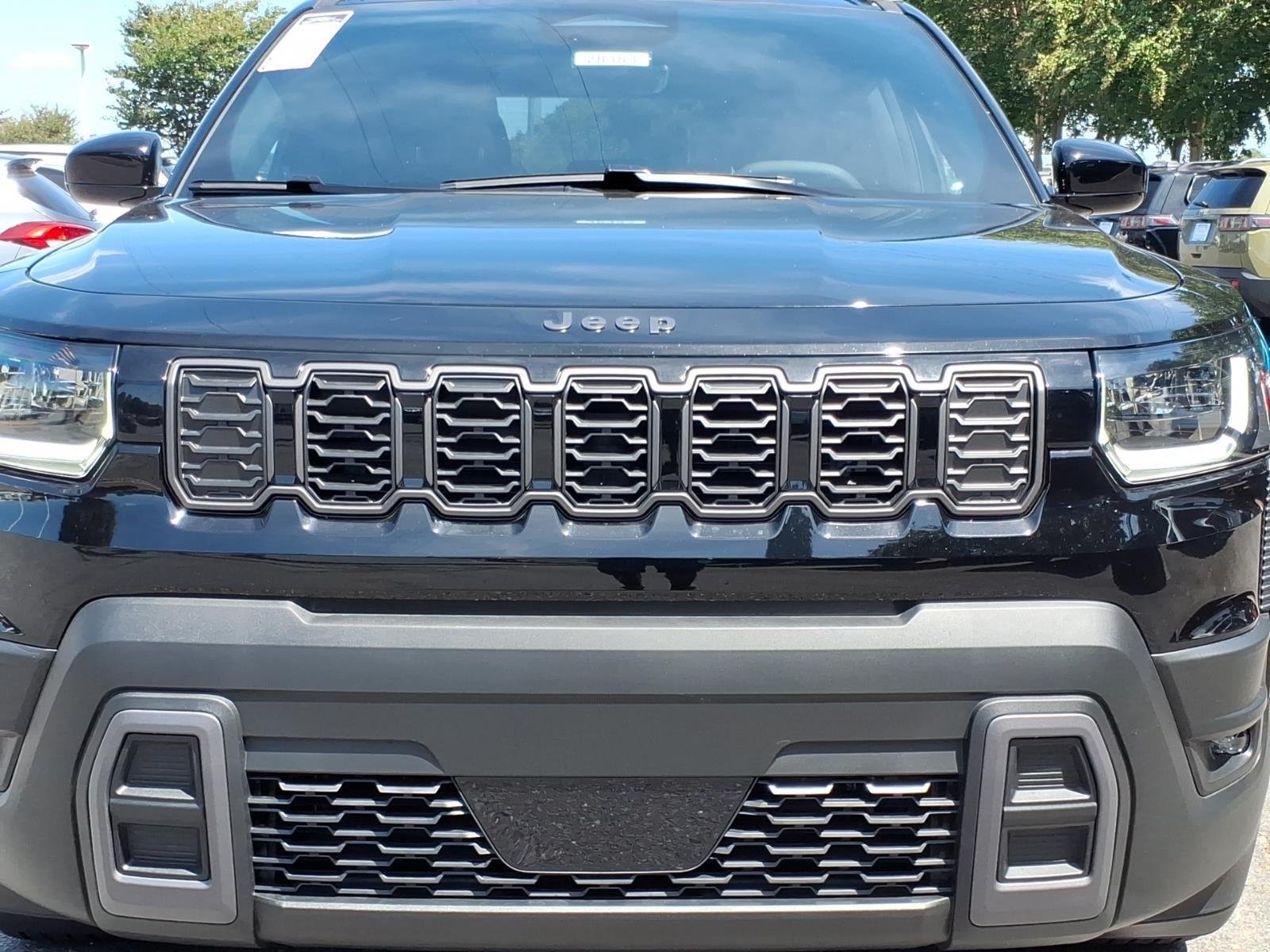 New 2026 Diamond Black Crystal Pearl-Coat Exterior Paint Jeep Laredo image 16