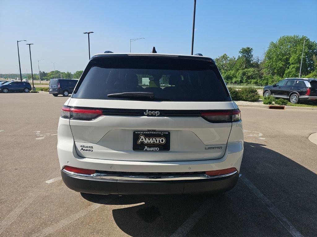 Used 2024 White/off-white Jeep Limited image 4