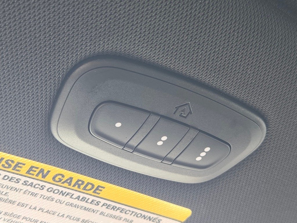 Used 2025 White Chrysler Select image 31