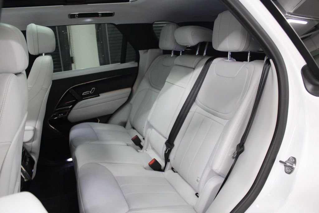 Used 2024  Land Rover SE image 36