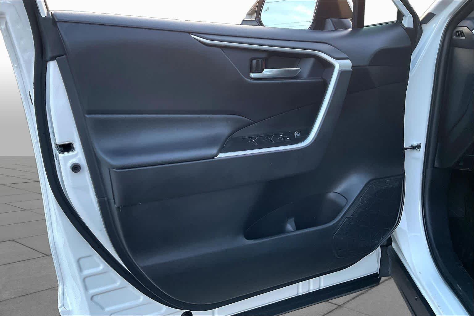 Used 2025 Ice Cap Toyota XLE image 21