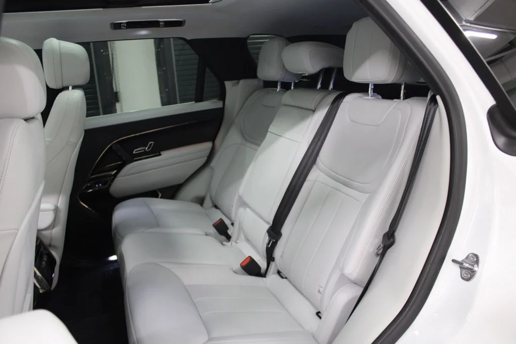 Used 2024 White Land Rover SE image 36