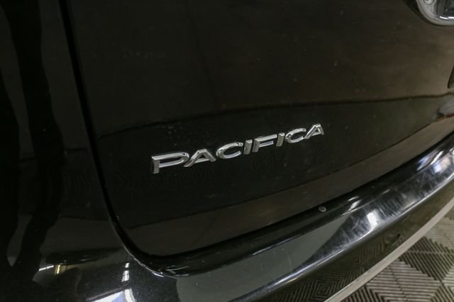 Used 2023 Black Chrysler Touring L image 9