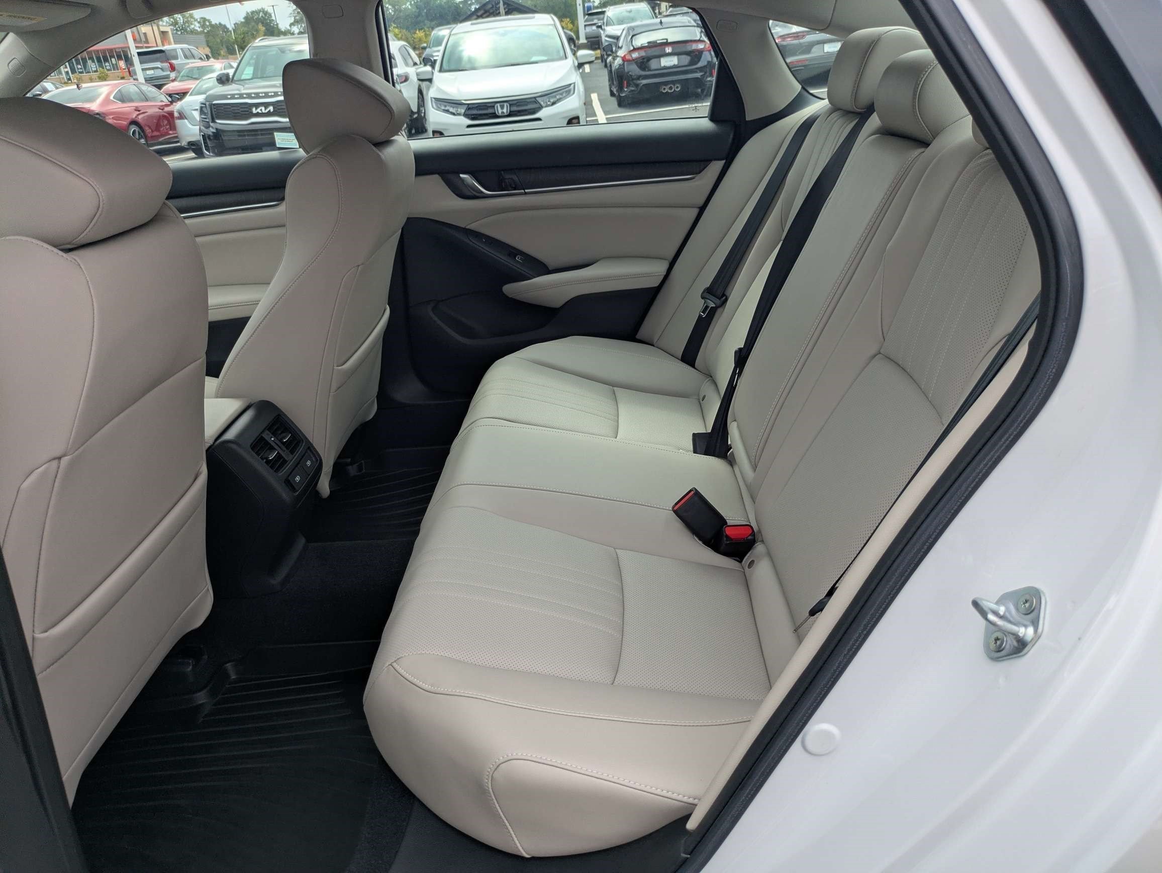 Used 2022 Platinum White Pearl Honda Touring image 19
