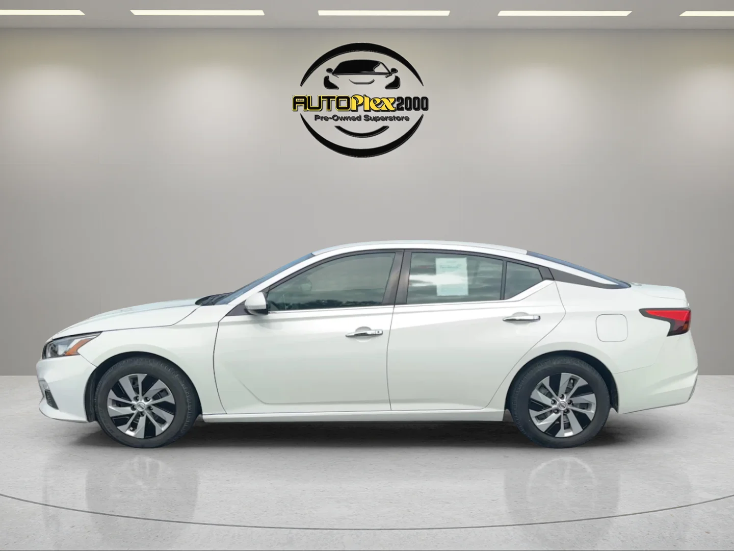 Used 2020 White Nissan 2.5 S image 4