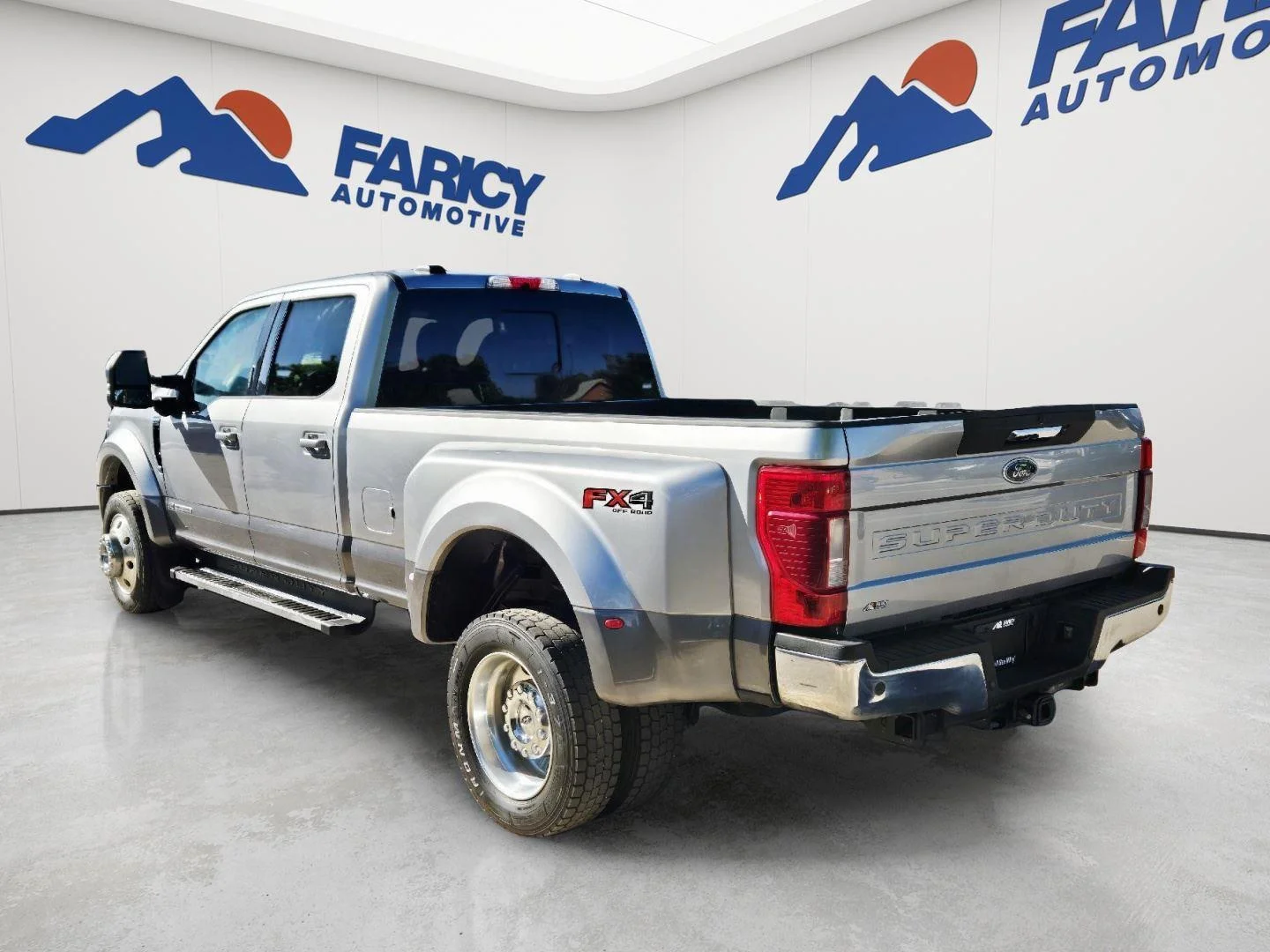 Used 2022 Iconic Silver/Carbonized Gray Ford Lariat image 5
