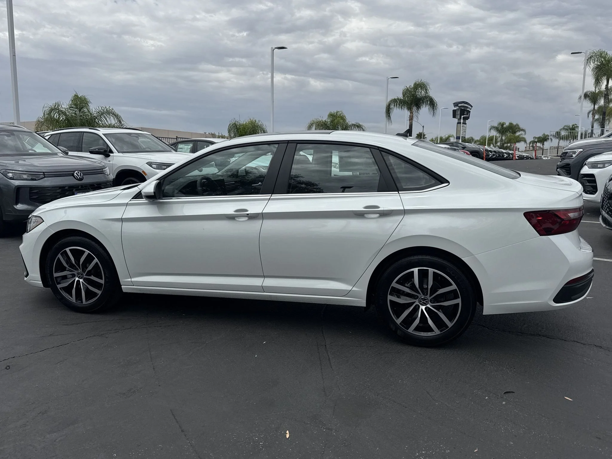New 2026 Opal White Pearl Volkswagen SE image 5