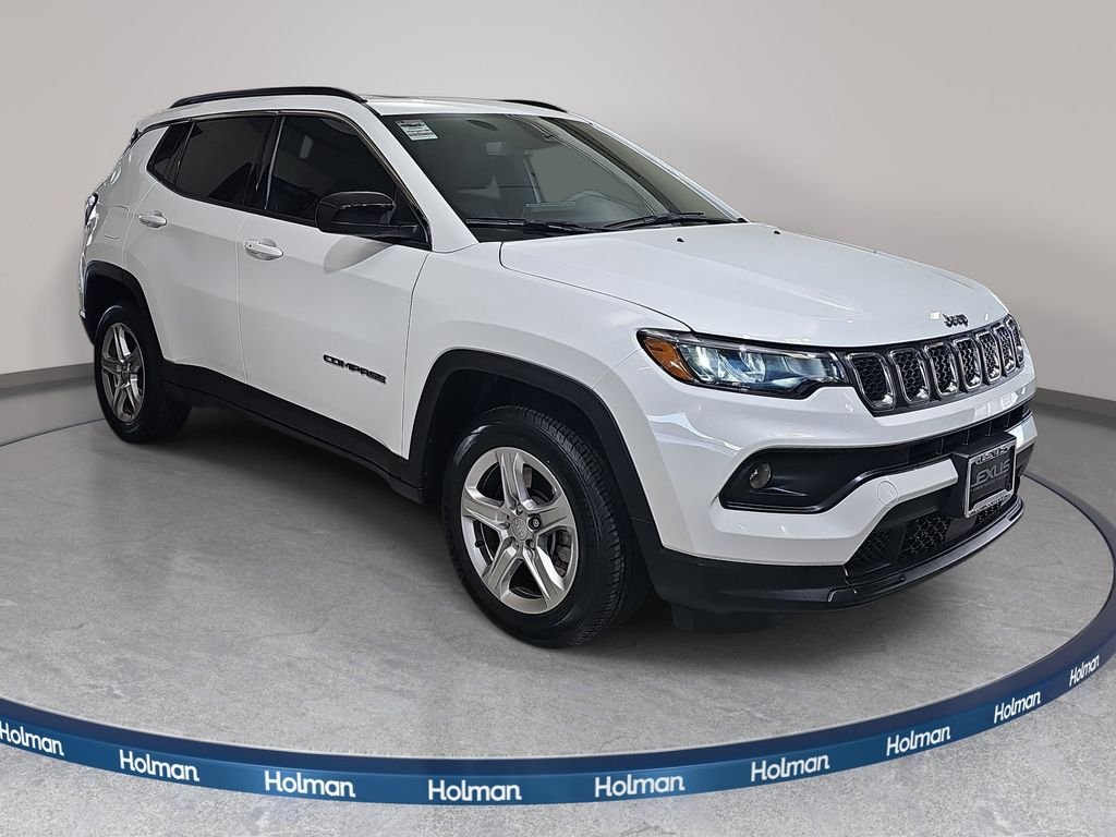 Used 2024 White Jeep Latitude image 4