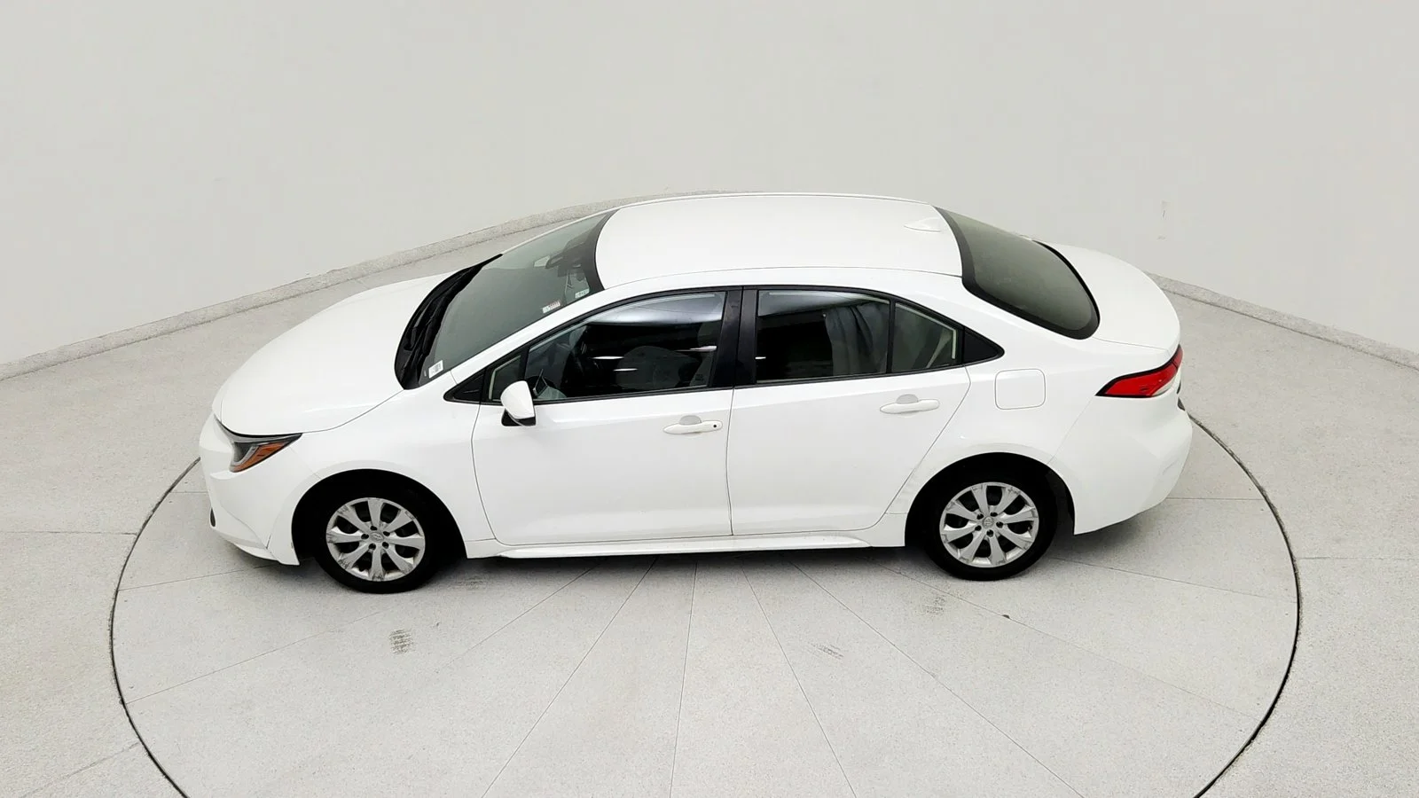 Used 2022 White Toyota LE image 17