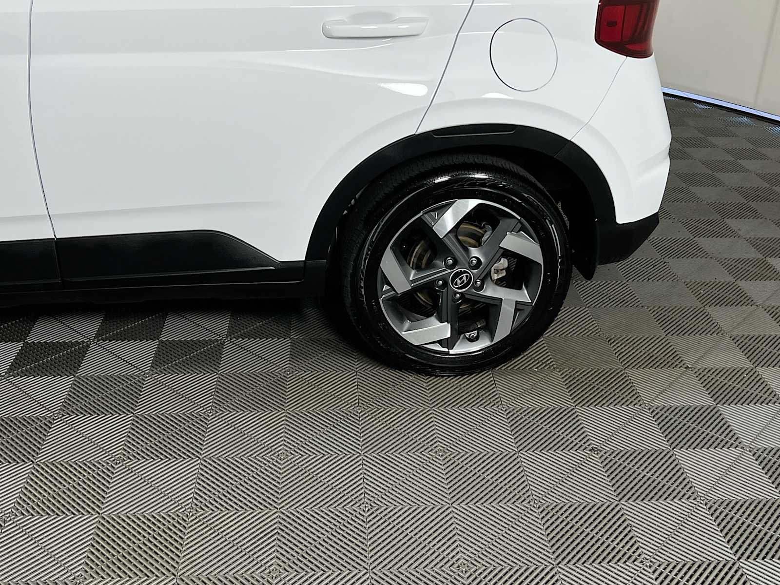 Used 2025 Lunar White Hyundai SEL image 30