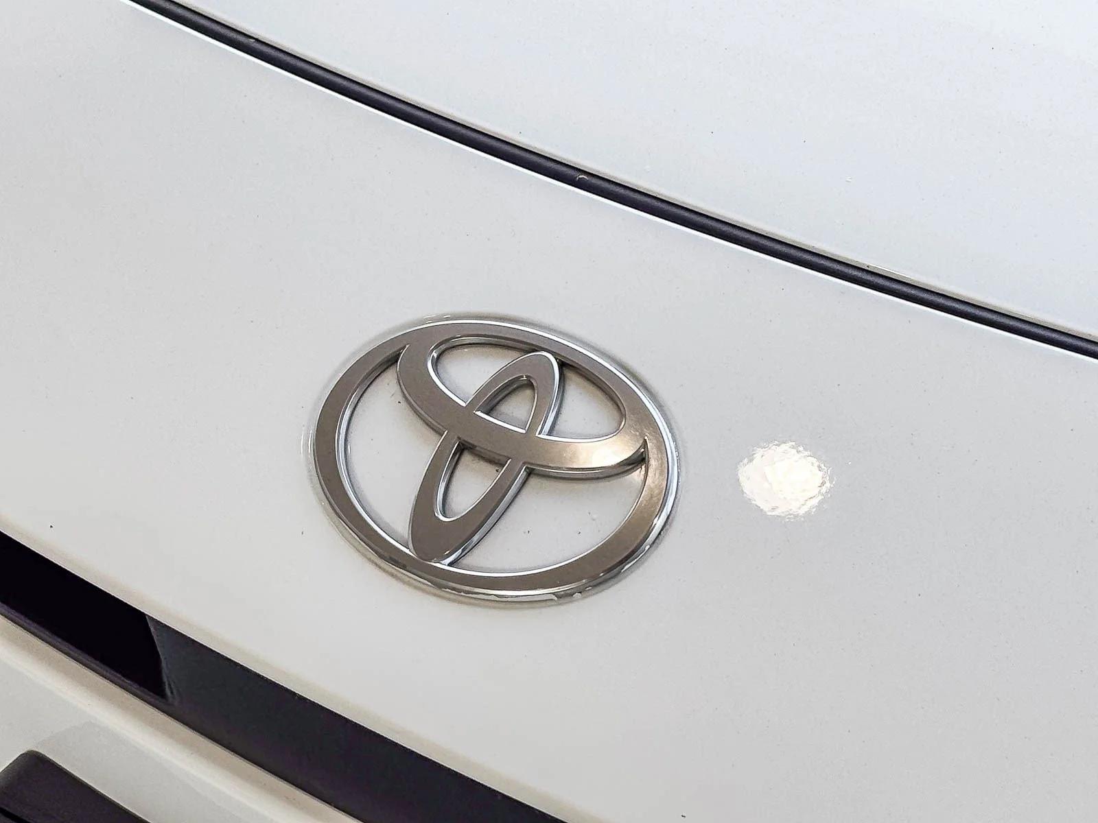 Used 2025 Ice Cap Toyota LE image 10
