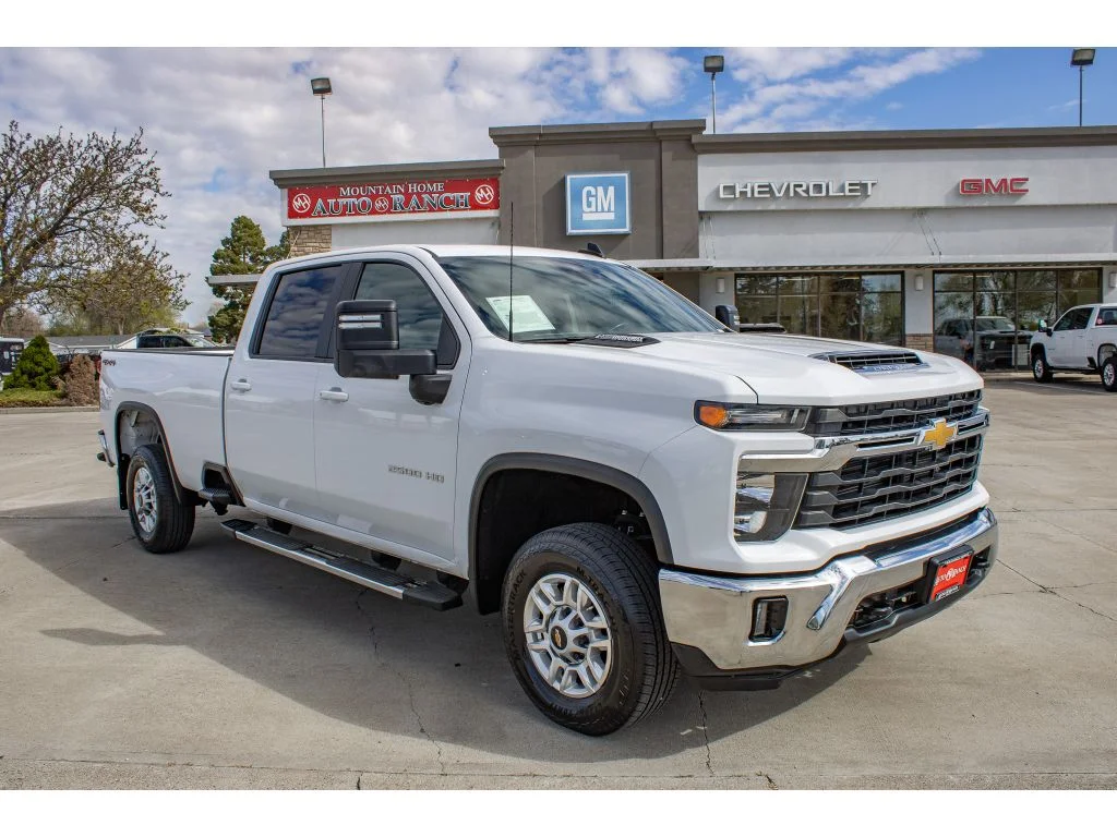 Used 2025 SUMMIT WHITE Chevrolet LT image 2