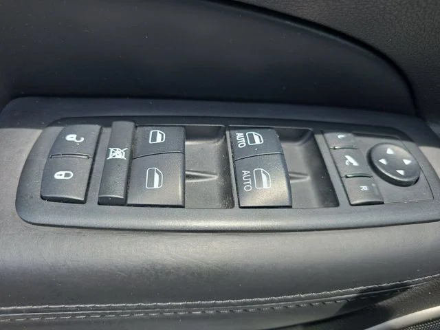 Used 2018 Silver Jeep Overland image 28