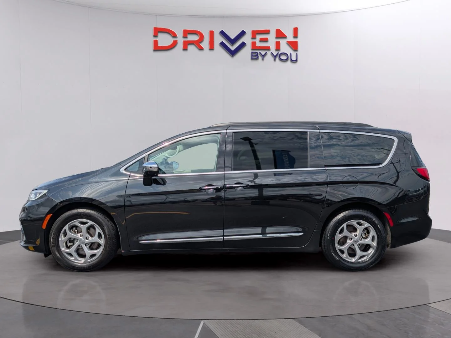 Used 2023 Brilliant Black Crystal Pearlcoat Chrysler Limited image 2
