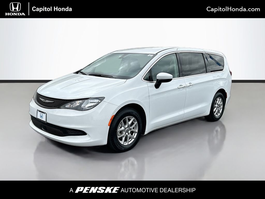 2022 Chrysler Voyager LX's photo