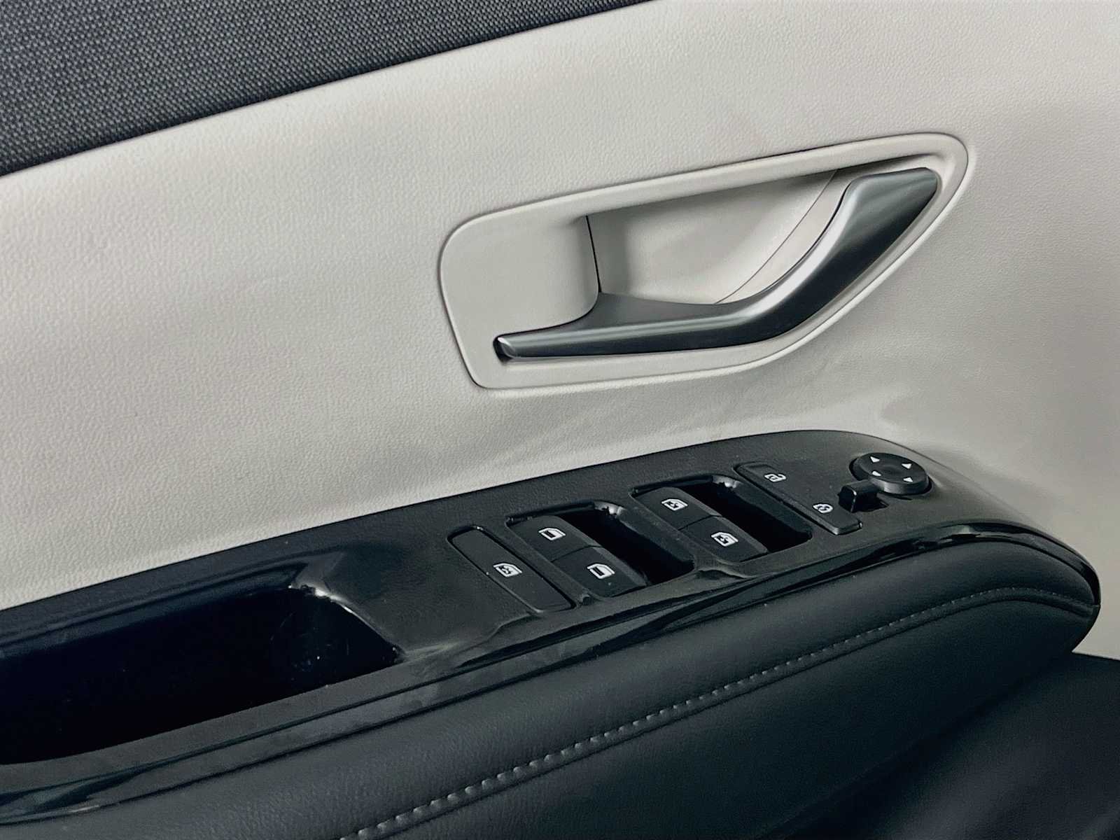 Used 2024 Amazon Gray Hyundai SEL Convenience image 18