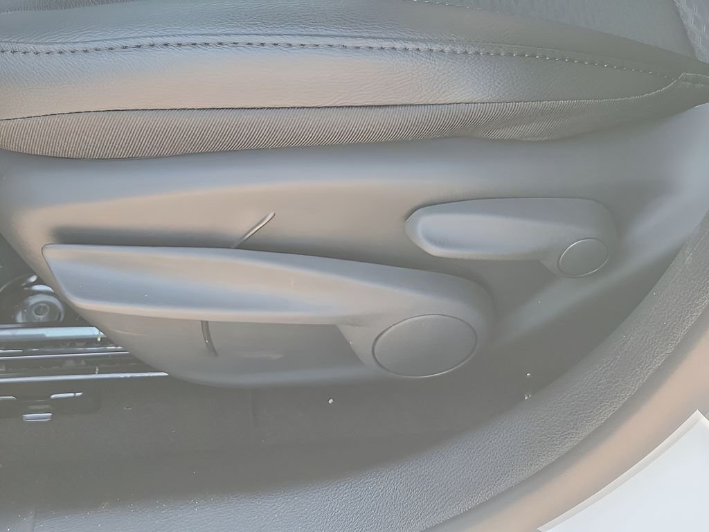 New 2026 Bright White Clear-Coat Exterior Paint Jeep Latitude image 29