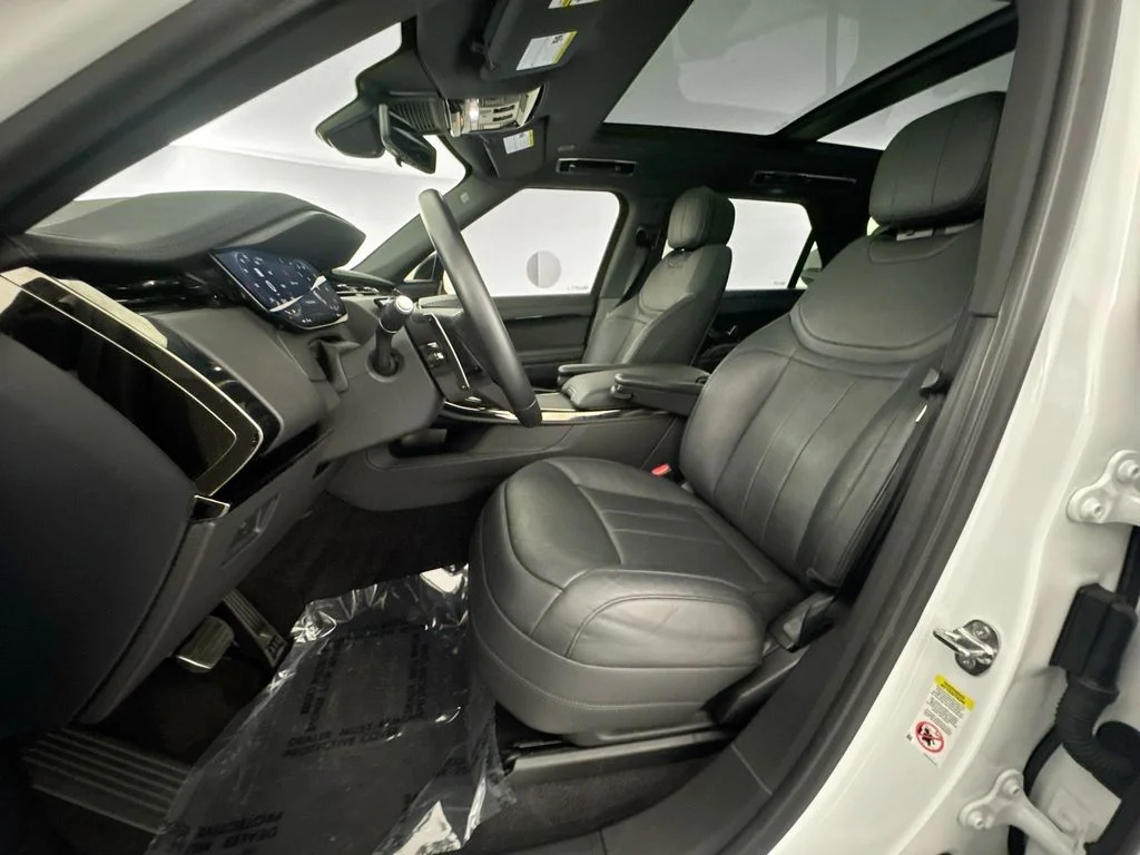 Used 2024 White Land Rover Dynamic SE image 21