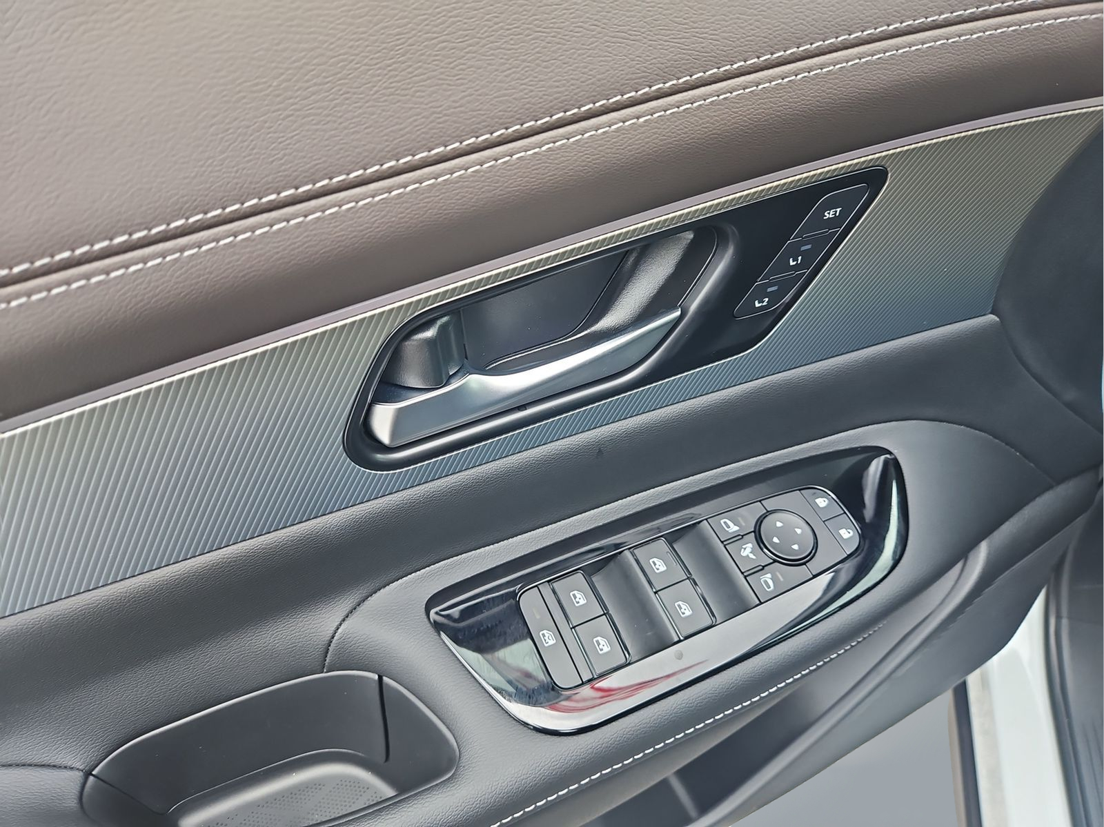 New 2026 White Nissan Platinum image 16