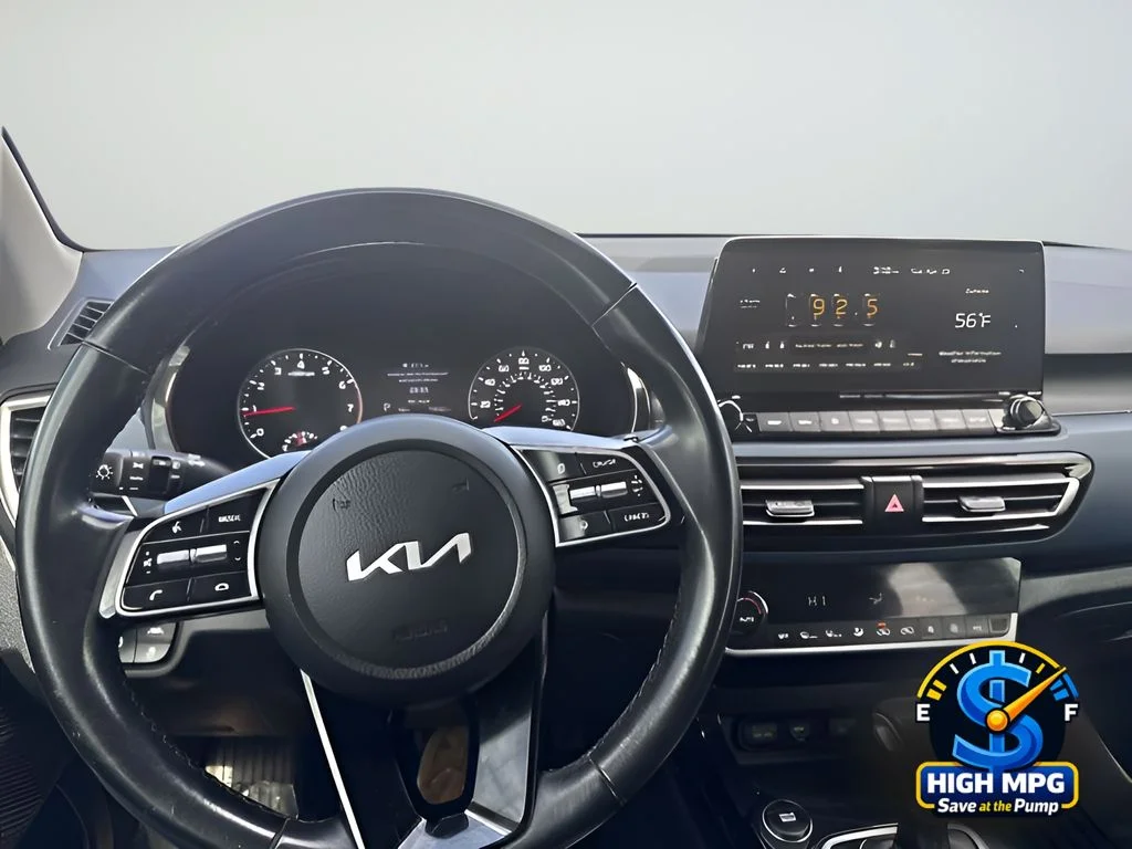 Used 2022 White Kia S image 12