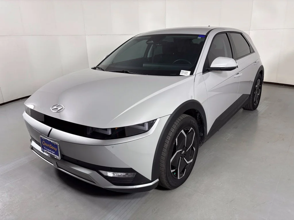 Used 2024 Gray Hyundai SEL image 4