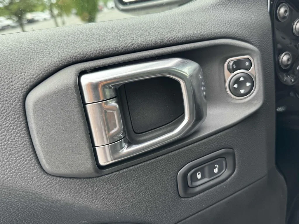 2025 Jeep Wrangler 4-Door Sahara - Photo 28