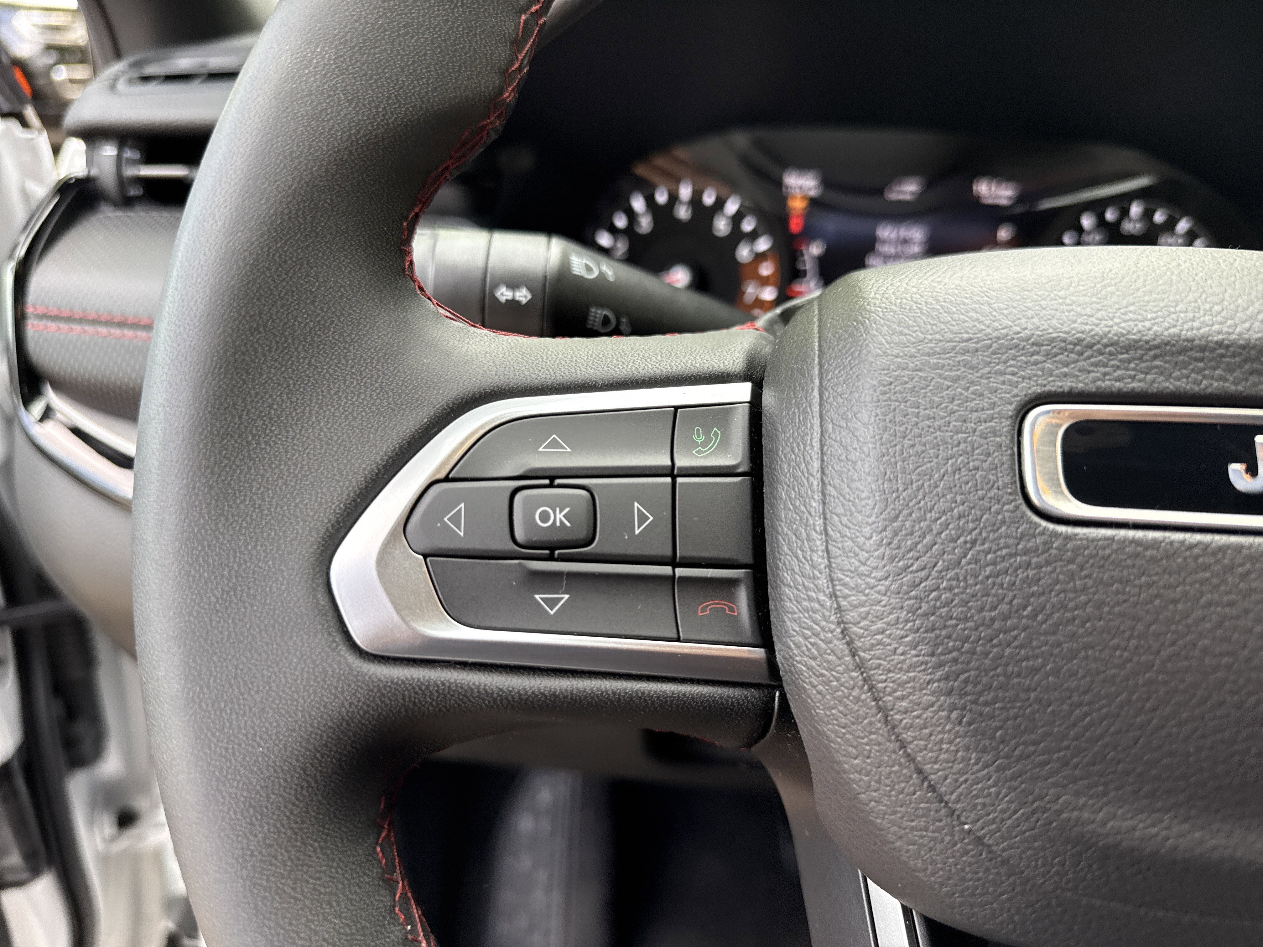 Used 2025 Bright White Clearcoat Jeep Trailhawk image 24