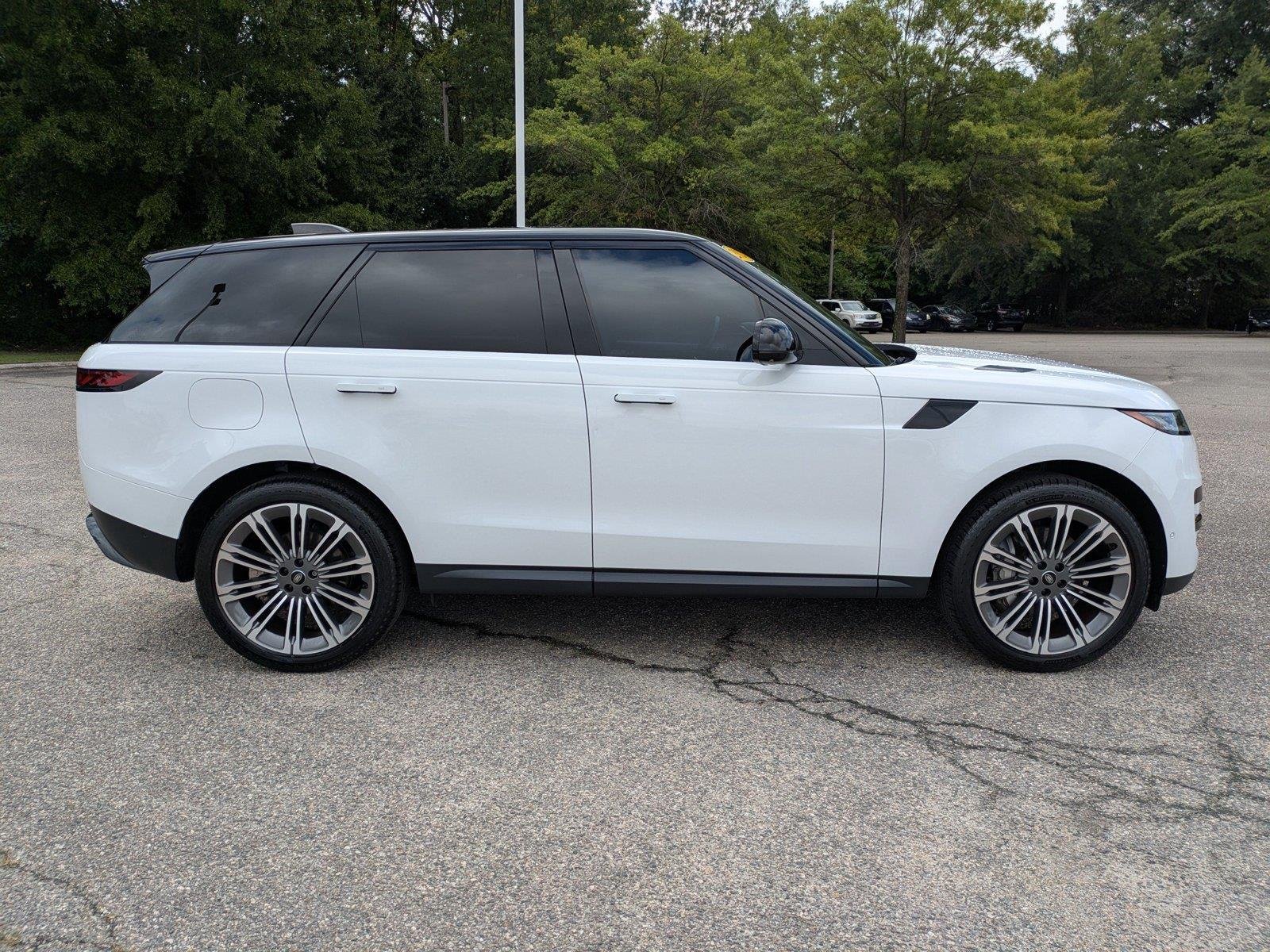 Used 2024 Fuji White Land Rover SE image 3