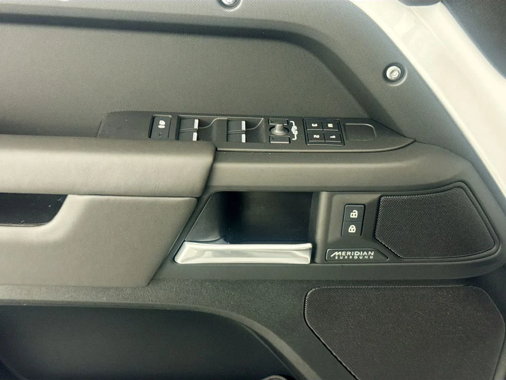 New 2026 Fuji White Land Rover X-Dynamic SE image 17