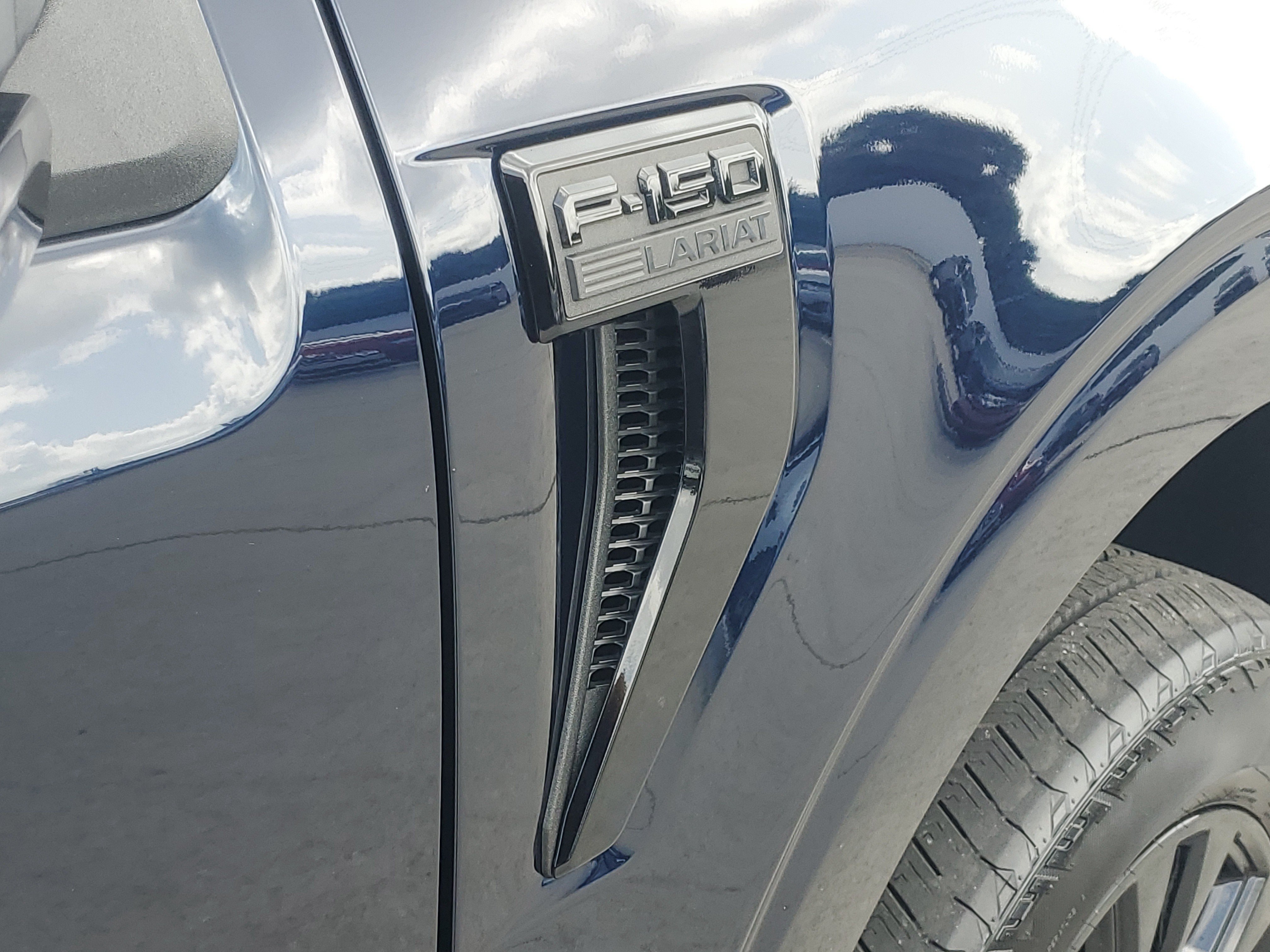 Used 2025 Antimatter Blue Metallic Ford LARIAT image 8