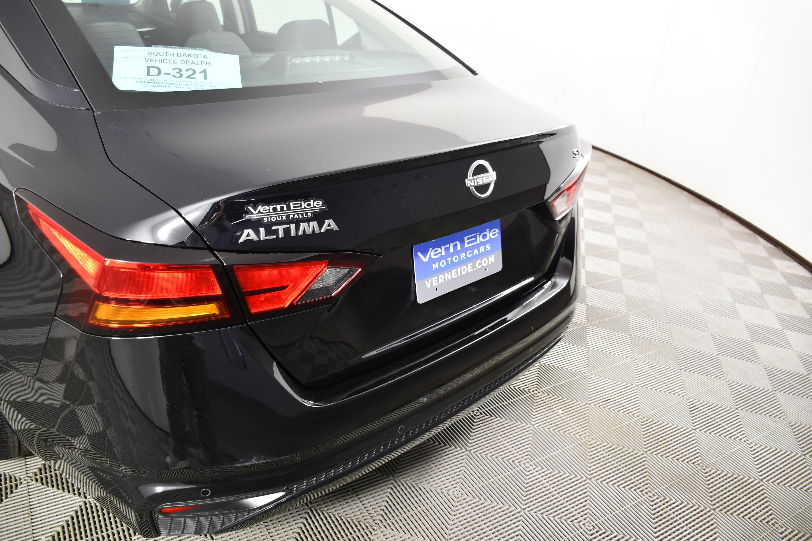 Used 2024 Super Black Nissan 2.5 SV image 15