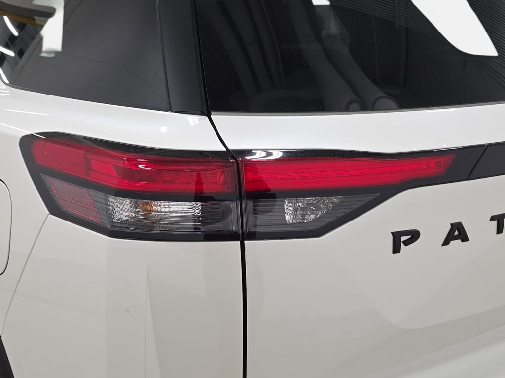 Used 2023 Pearl White Tricoat Nissan SL image 32