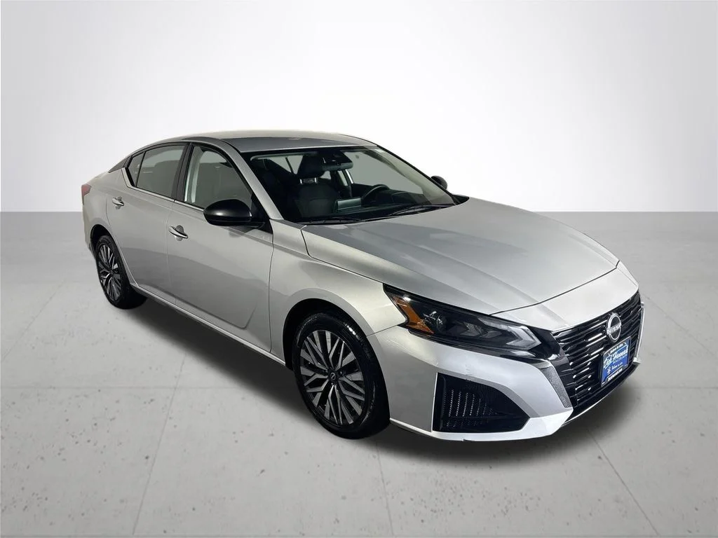 Used 2024 Silver Nissan 2.5 SV image 4