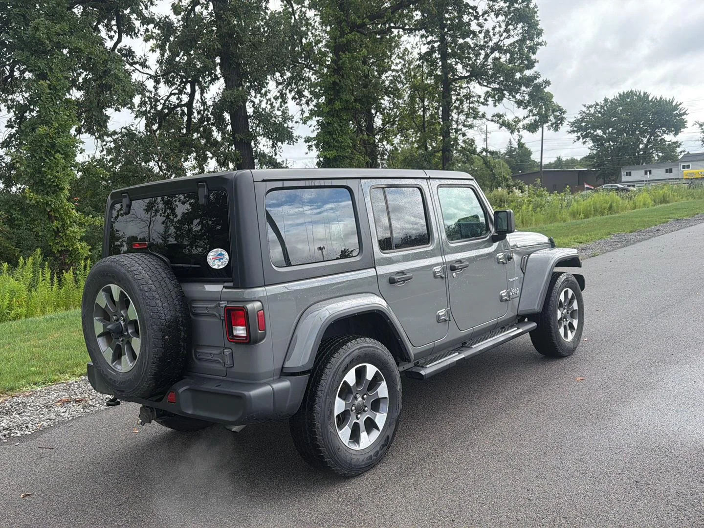 Used 2023 Sting-Gray Clearcoat Jeep Sahara image 4