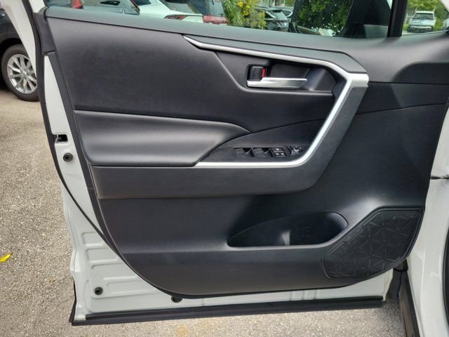2020 Toyota RAV4 XLE - Photo 16