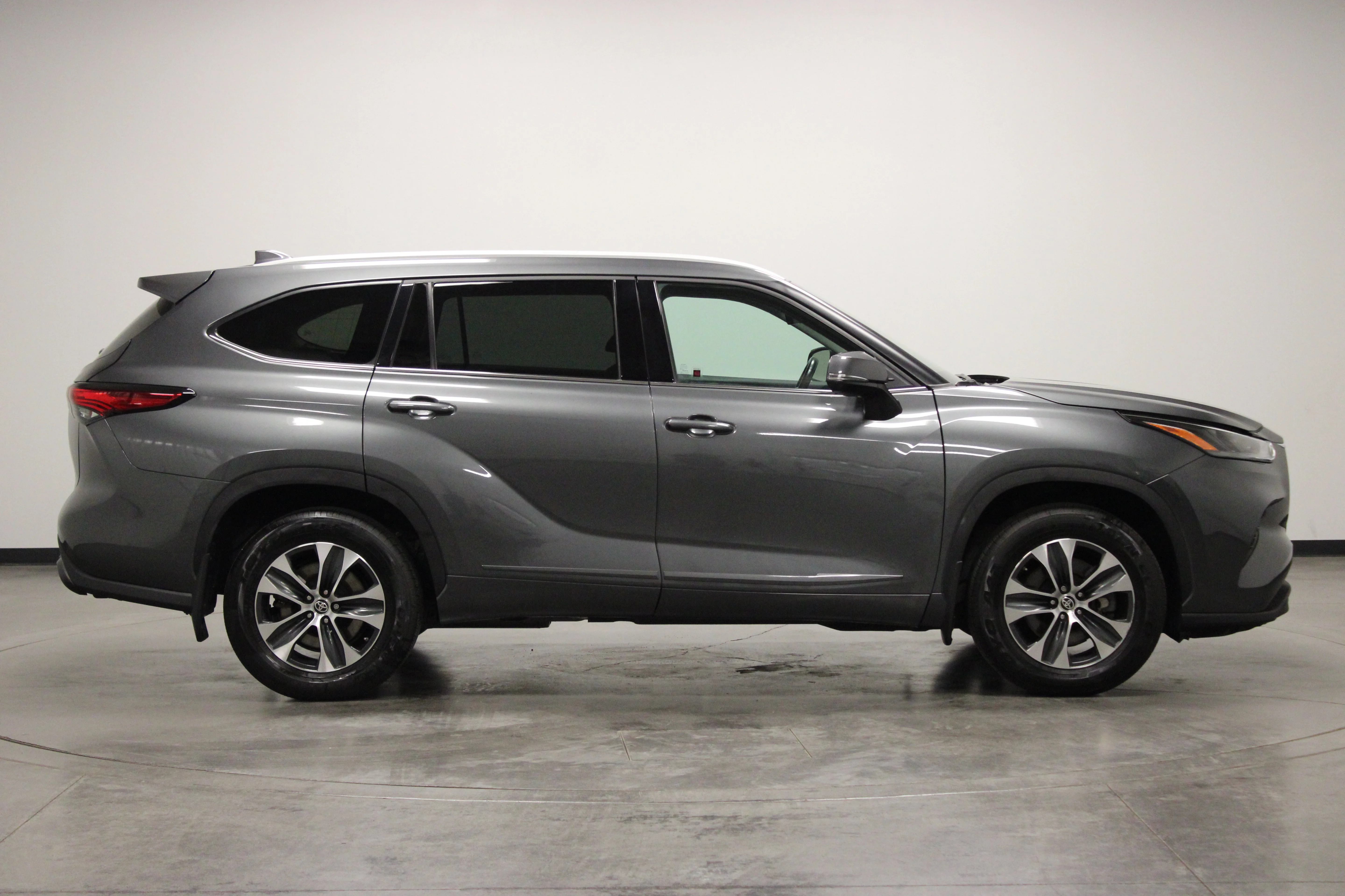 2022 Toyota Highlander XLE - Photo 9