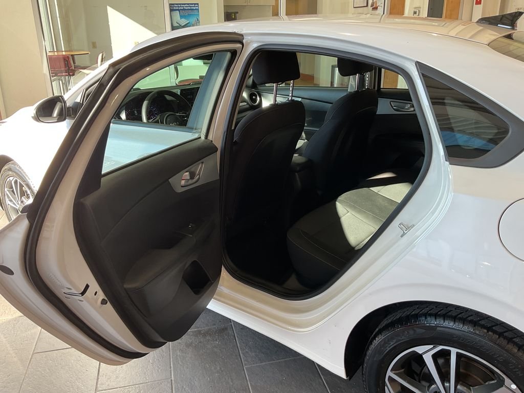 Used 2023 White Kia LXS image 26