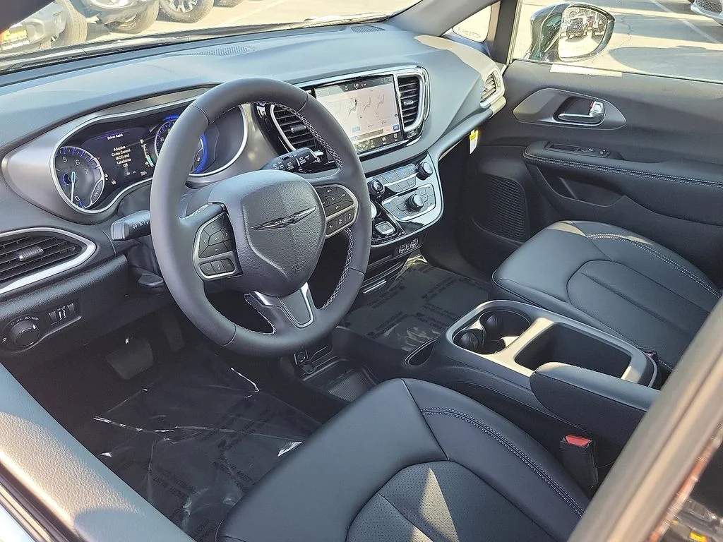 2025 Chrysler Voyager LX - Photo 3