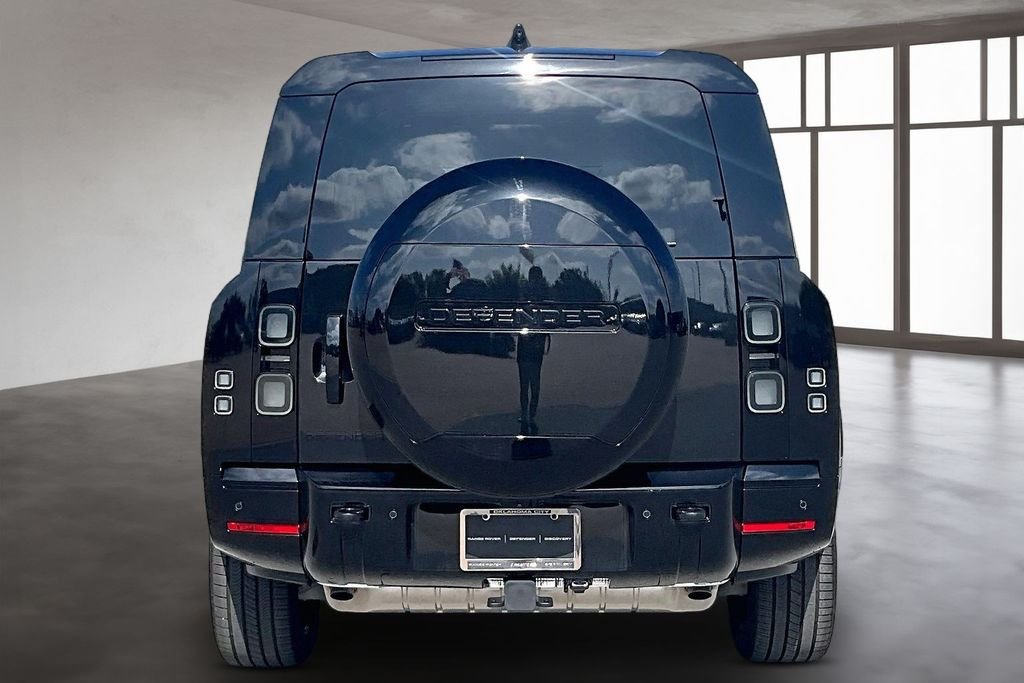 New 2026 Santorini Black Metallic Land Rover X-Dynamic SE image 4